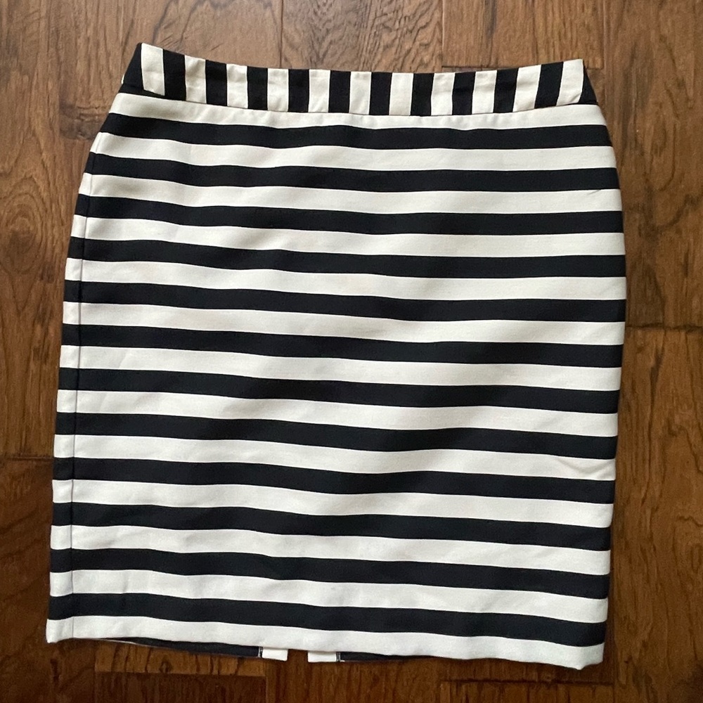 Worthington Size 14 Black/White Stripped Skirt